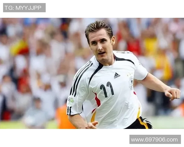 足球明星的生平成就与场上表现全面解析