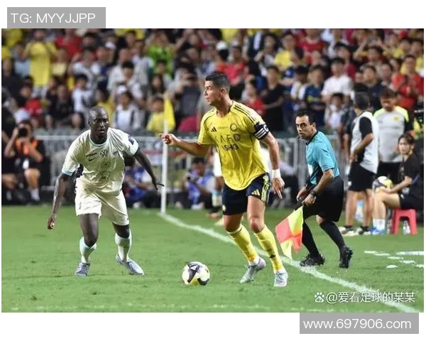 足球明星激情时刻向观众扔出球衣引发热烈欢呼与互动盛况